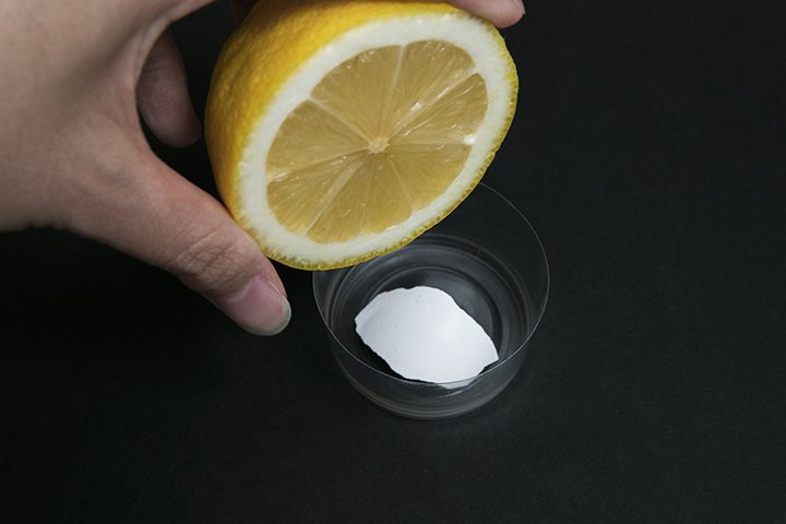 容器に卵の殻を入れ、レモンの果汁をかけて観察します。