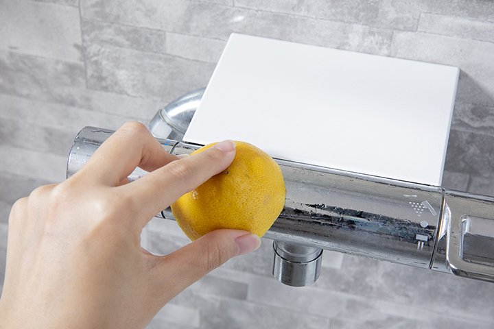 レモンの果実部分を水垢がついている部分にこすりつけ、果汁を塗布します。