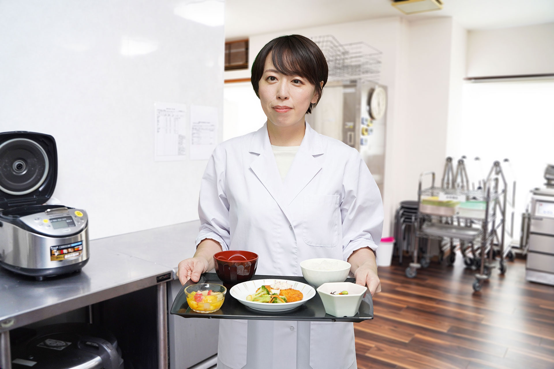 カムカムメニューを手にする田隈泰葉