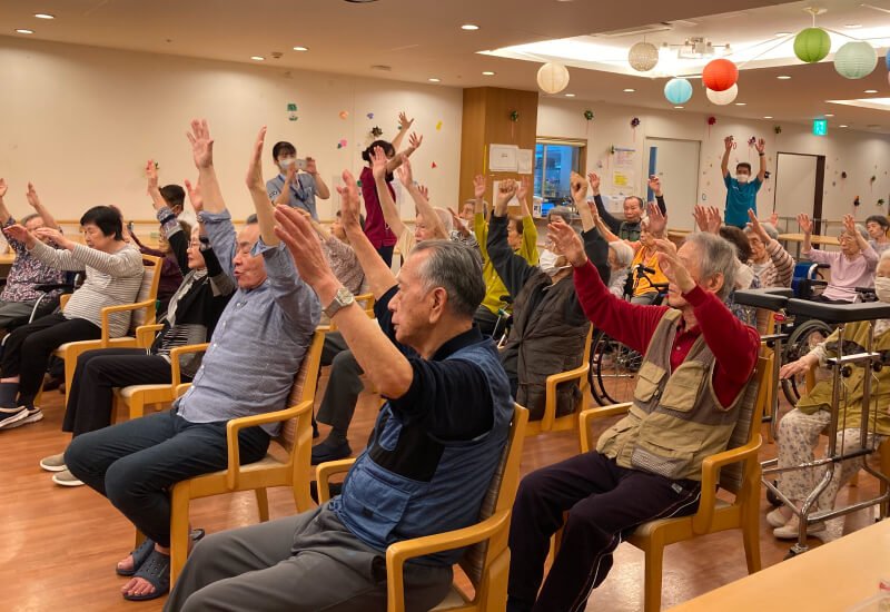 椅子や車椅子に座りながら踊ります
