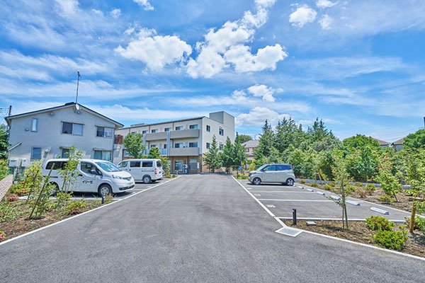 施設の敷地内に来訪者用の駐車場を併設しており、面会時にご利用いただけます。